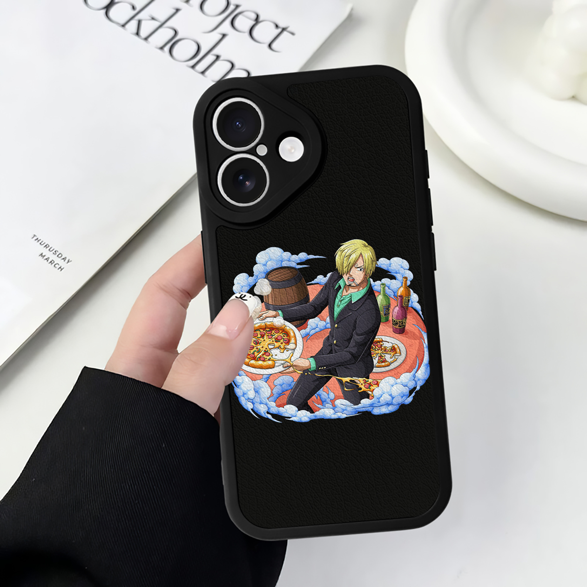 （画像用） ワンピース サンジ ONE PIECE Sanji 【iPhone 16シリーズ対応】シリコンスマホケース（レザー調） 材質：シリコン